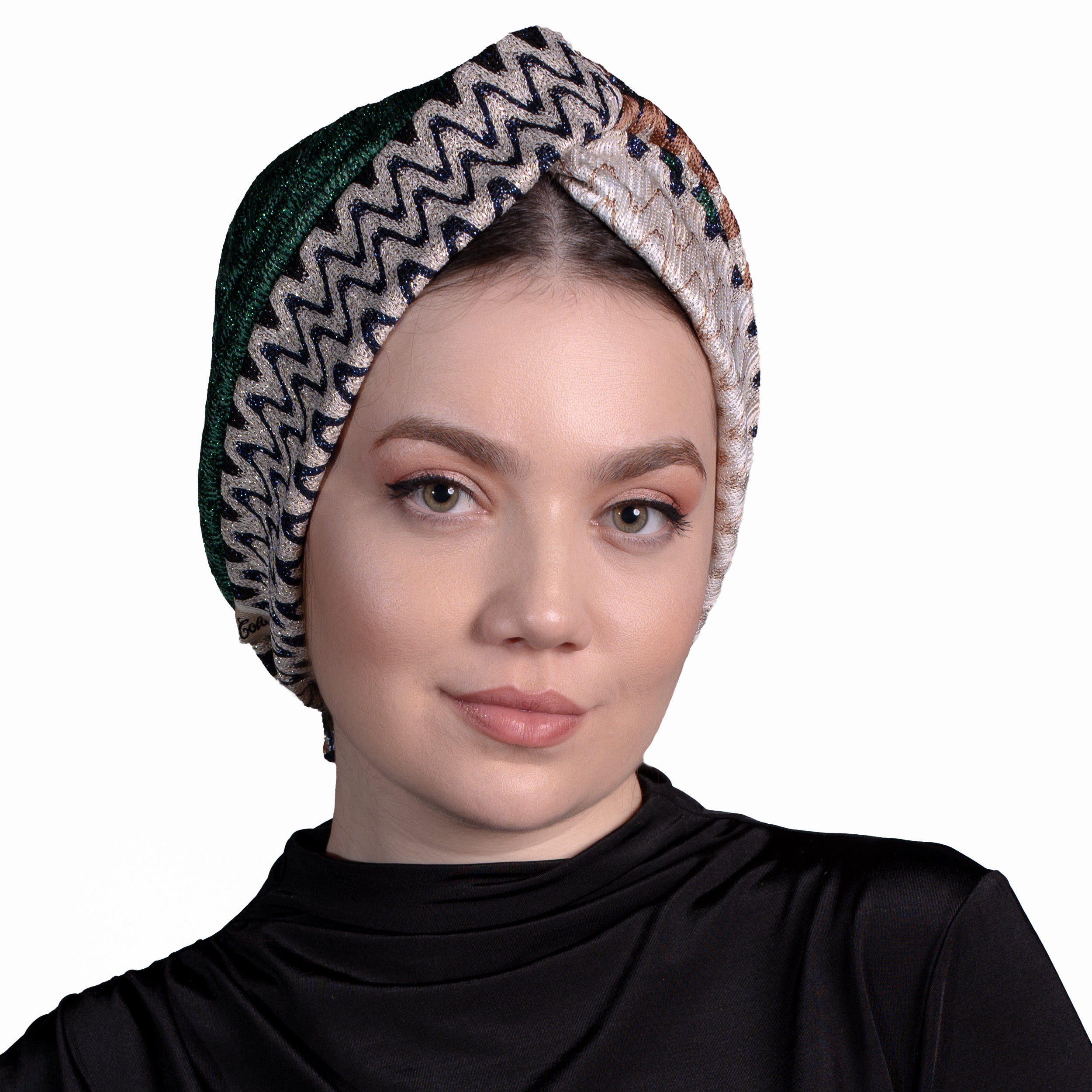 Zümrüt Yeşili Zikzak Desenli Burgulu Bone - Esnek Triko Kumaş - Çok Renkli - Twisted Zigzag Emerald - BitterColors