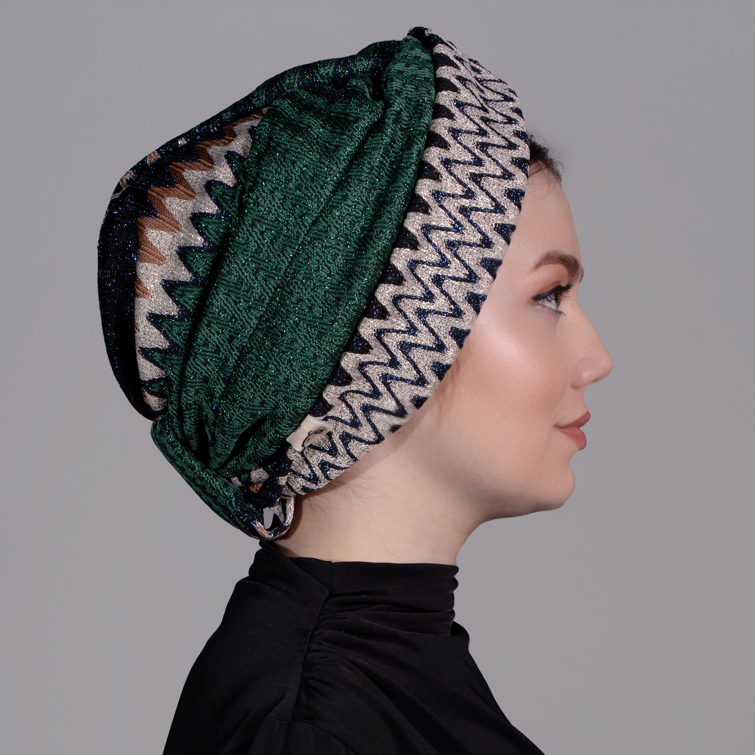 Zümrüt Yeşili Zikzak Desenli Burgulu Bone - Esnek Triko Kumaş - Çok Renkli - Twisted Zigzag Emerald - BitterColors