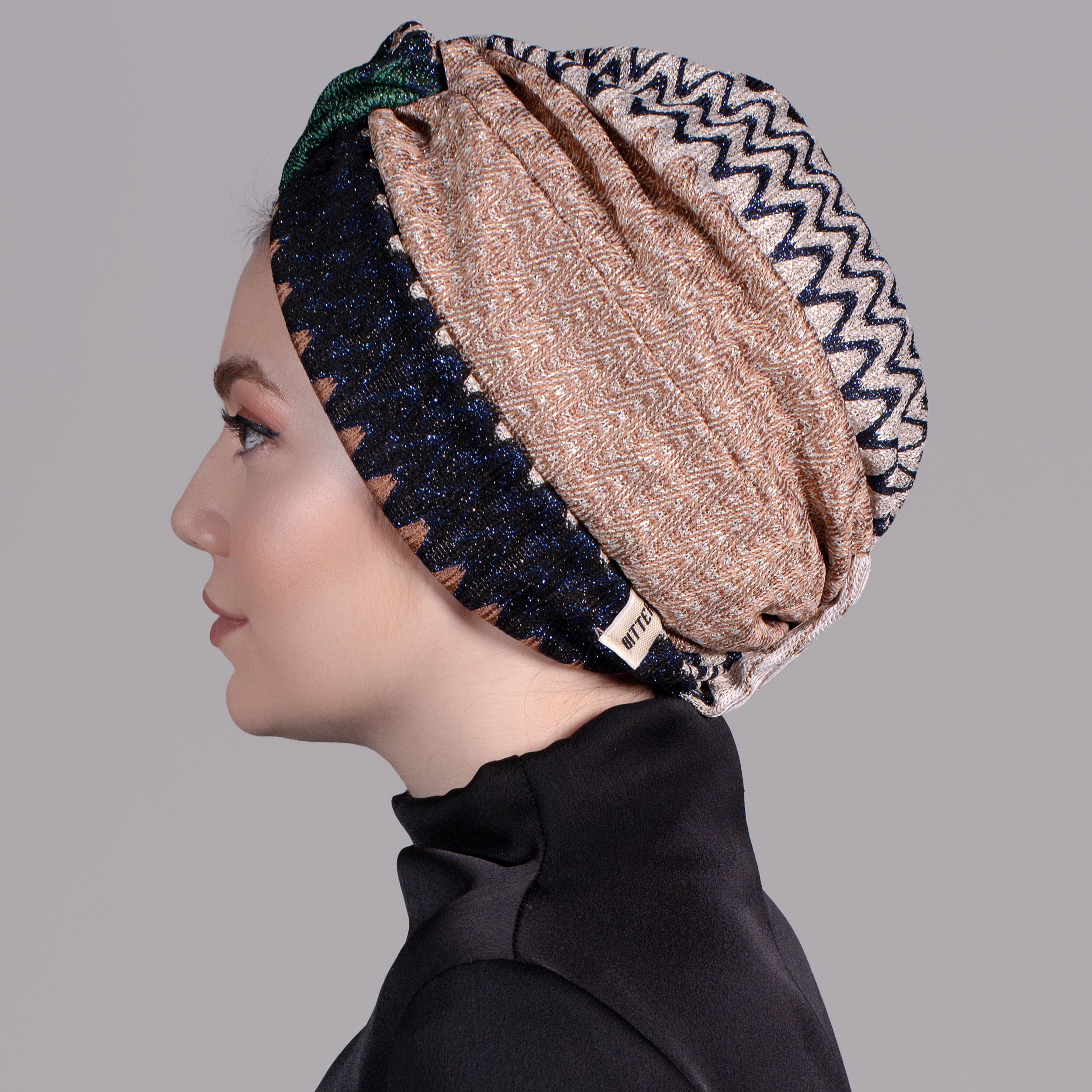 Zümrüt Yeşili Zikzak Desenli Burgulu Bone - Esnek Triko Kumaş - Çok Renkli - Twisted Zigzag Emerald - BitterColors
