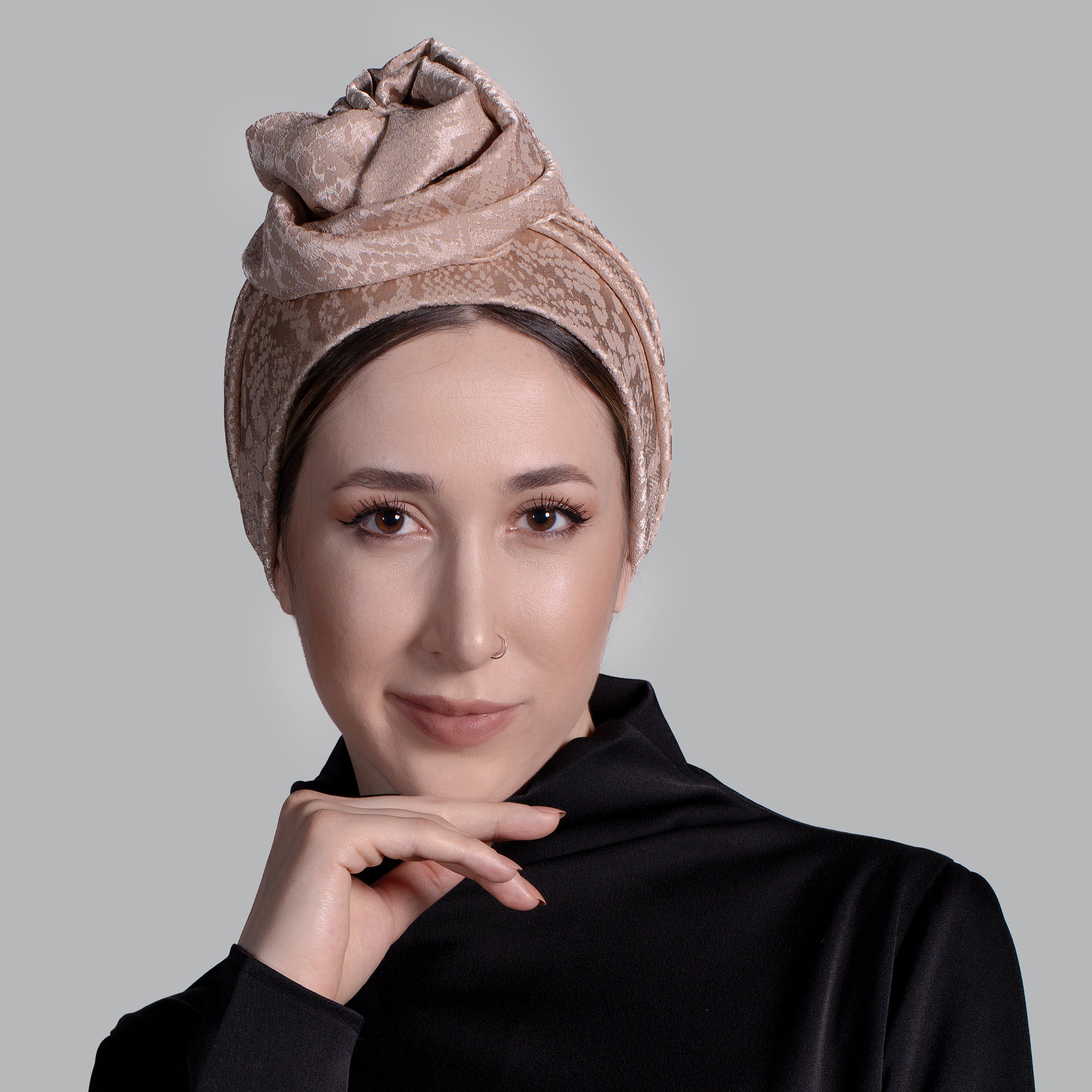 Esra Tokelli Yılan Derisi Desenli Kolay Şekil Alan Telli Bone - Saten Kumaş - Siyah Renk - BitterColors