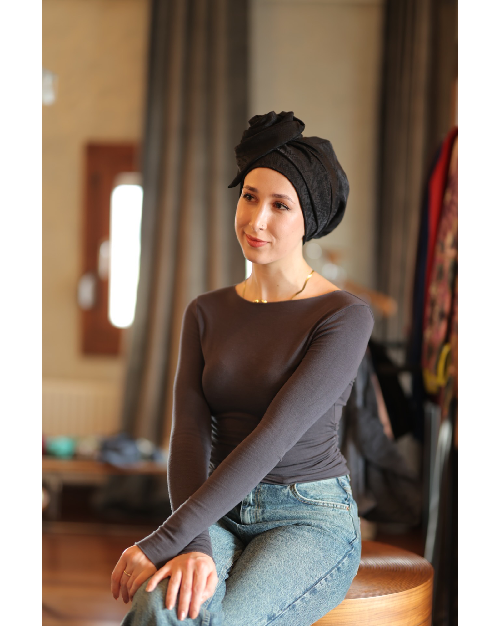 Esra Tokelli Yılan Derisi Desenli Kolay Şekil Alan Telli Bone - Saten Kumaş - Siyah Renk - BitterColors