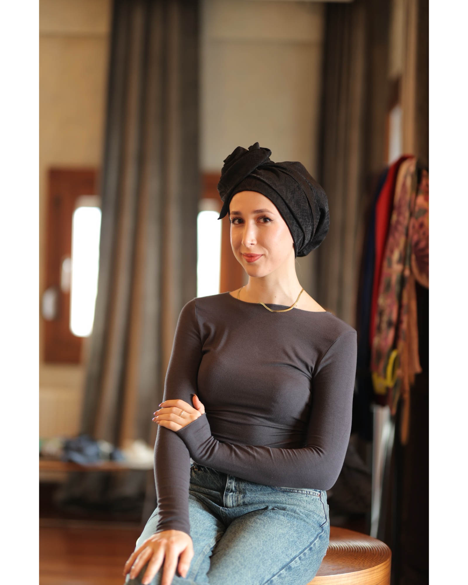 Esra Tokelli Yılan Derisi Desenli Kolay Şekil Alan Telli Bone - Saten Kumaş - Siyah Renk - BitterColors