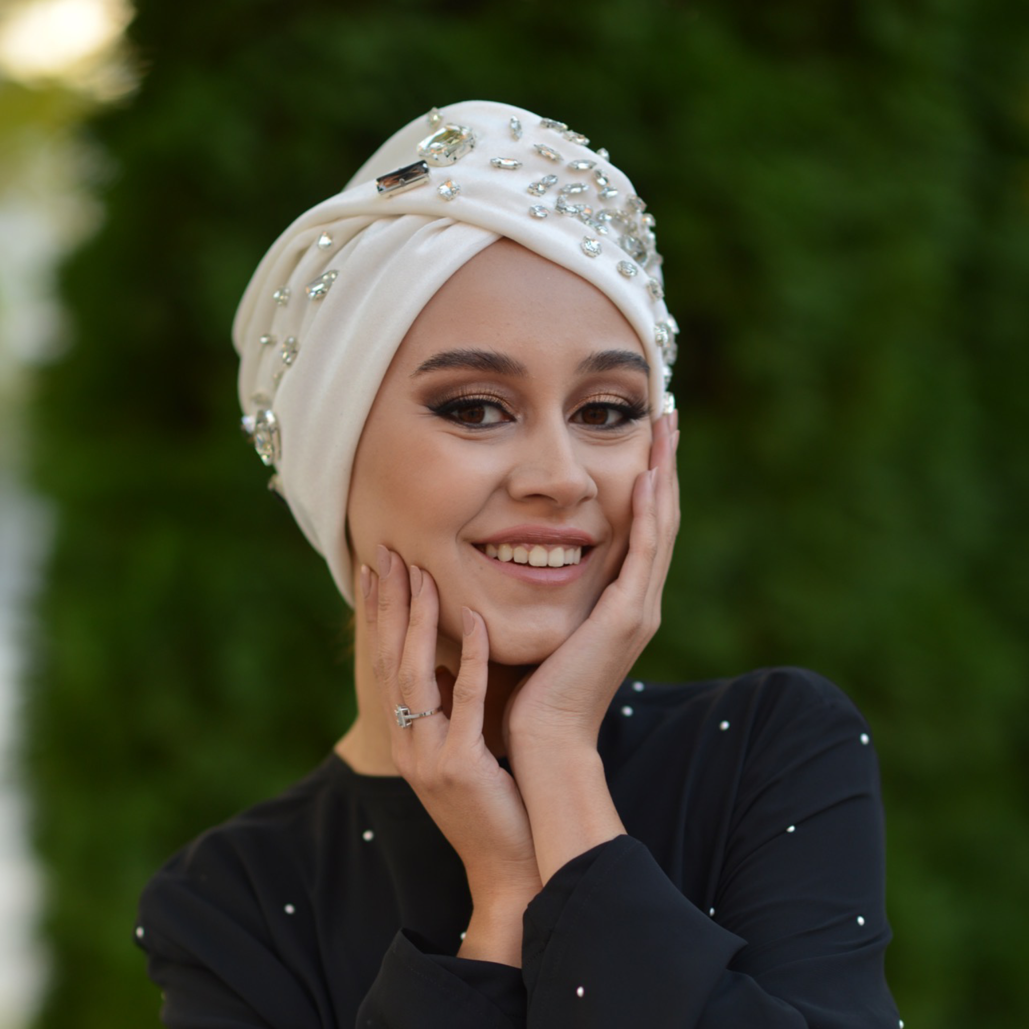 Paris, İşlemeli Bone - Esnek Kadife Kumaş - Beyaz Renk - BitterColors