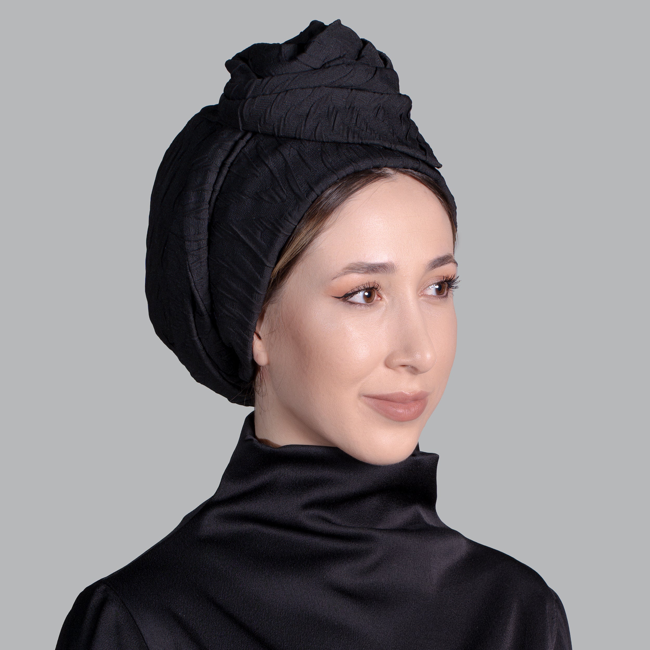 Esra Tokelli Koleksiyonu Kabartmalı Kumaş Siyah Renkli Bone