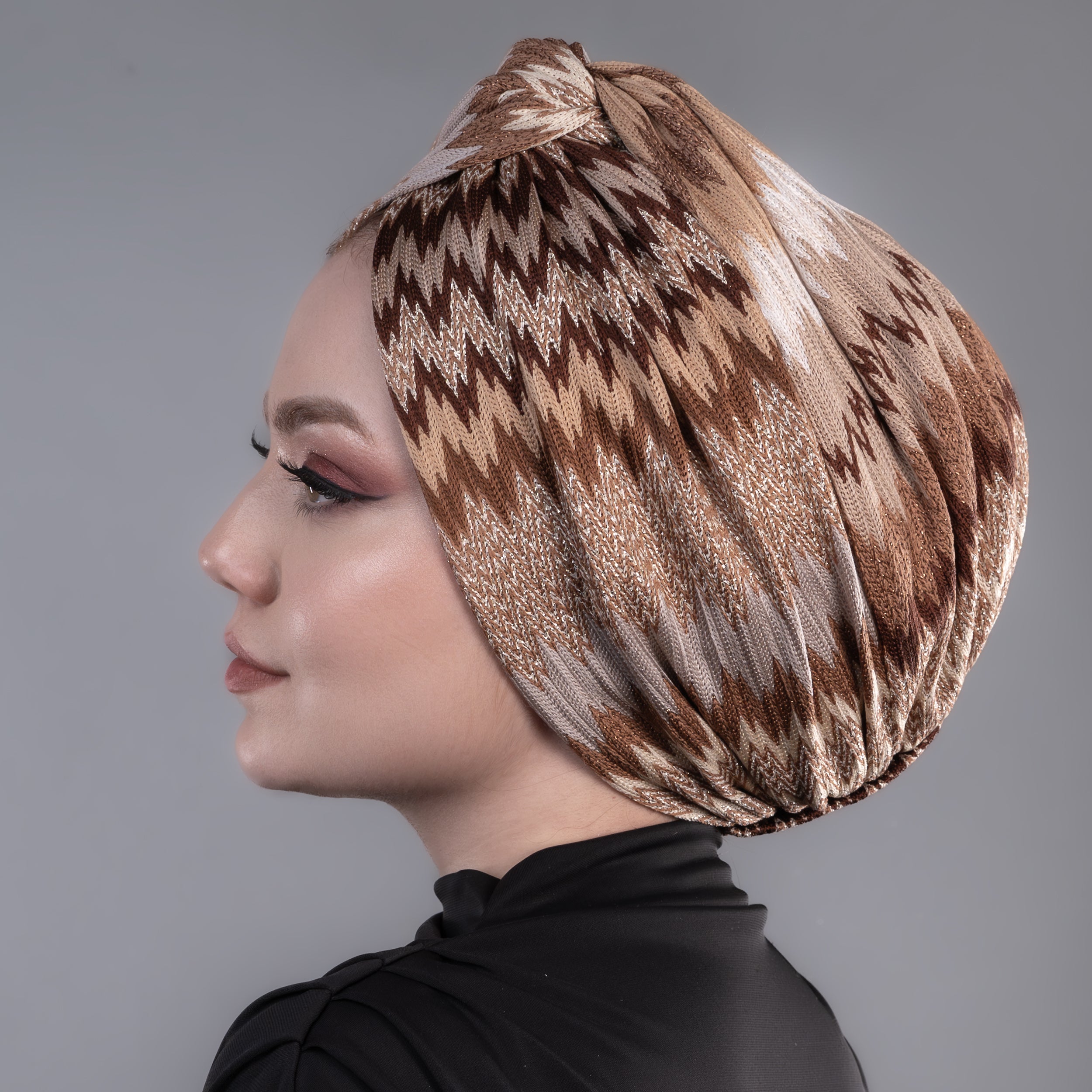 Twisted Zigzag Simli Sütlü Kahve Bone - Burgulu - Zikzak Desenli - Esnek Kumaş - Bitter Colors