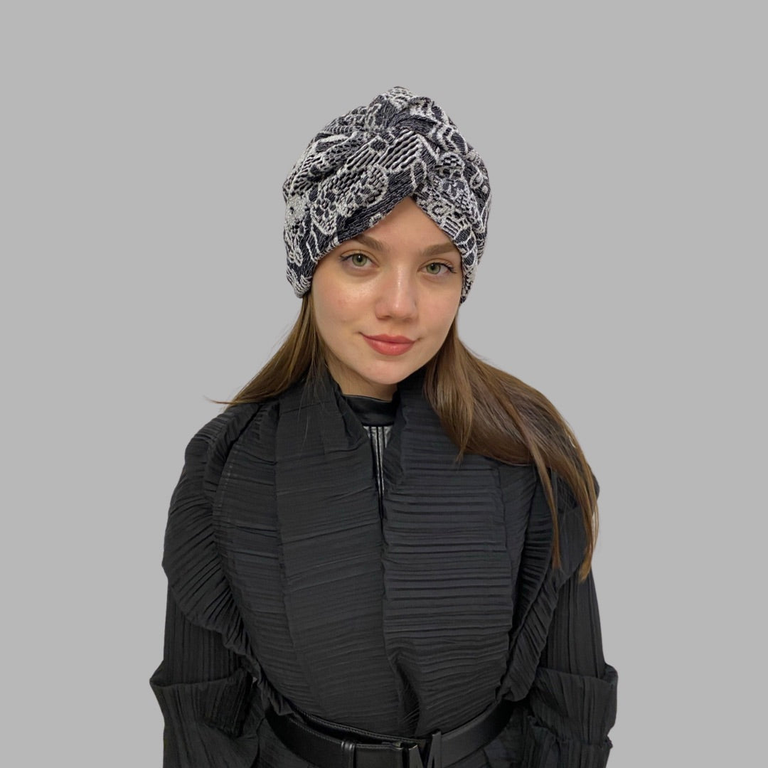 Twisted Floral Grey Çiçek Desenli Gri Siyah Esnek Örme Kumaş El Yapımı Şık Bone
